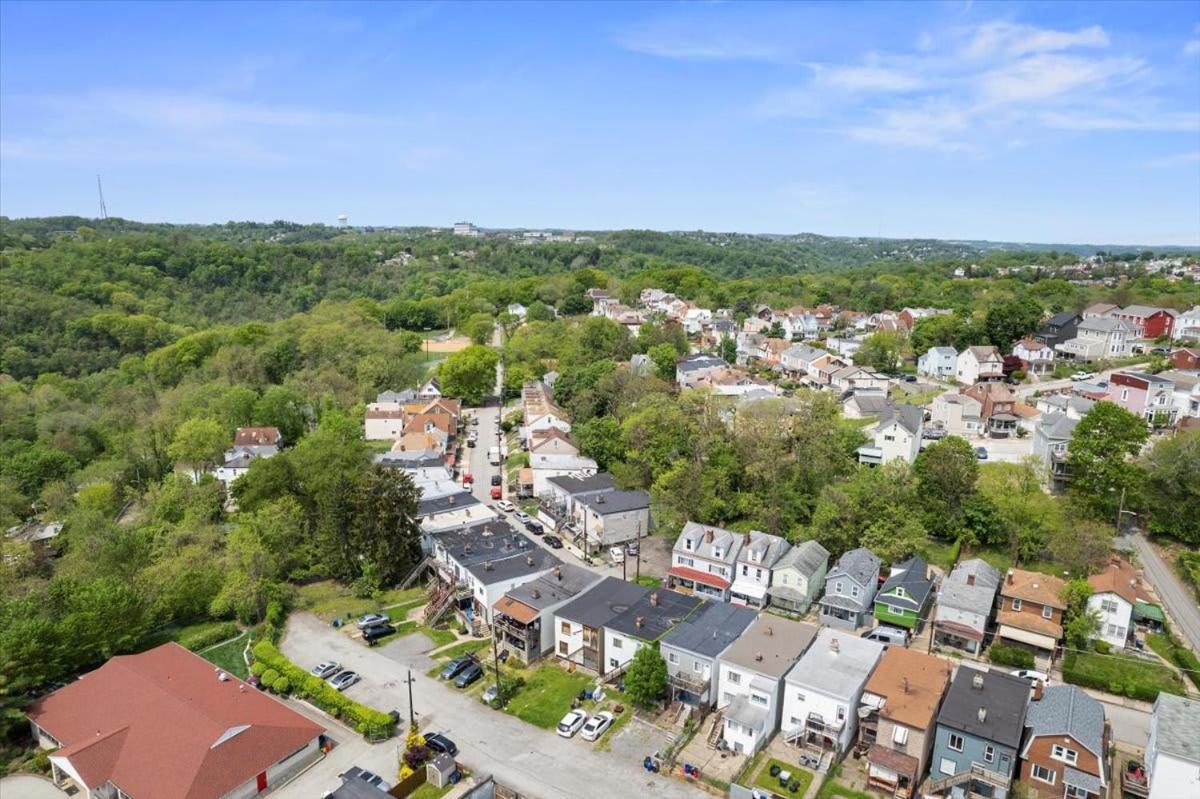 Great Two Bedroom W Off Street Parking To Explore The Close To Downtown Airport Ballparks * Pittsburgh