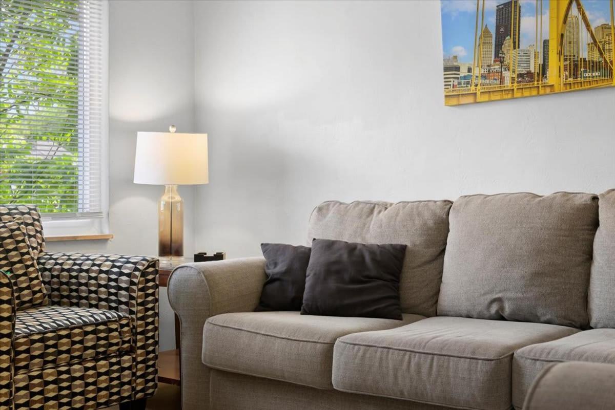 Great Two Bedroom W Off Street Parking To Explore The Close To Downtown Airport Ballparks Gasthof Pittsburgh