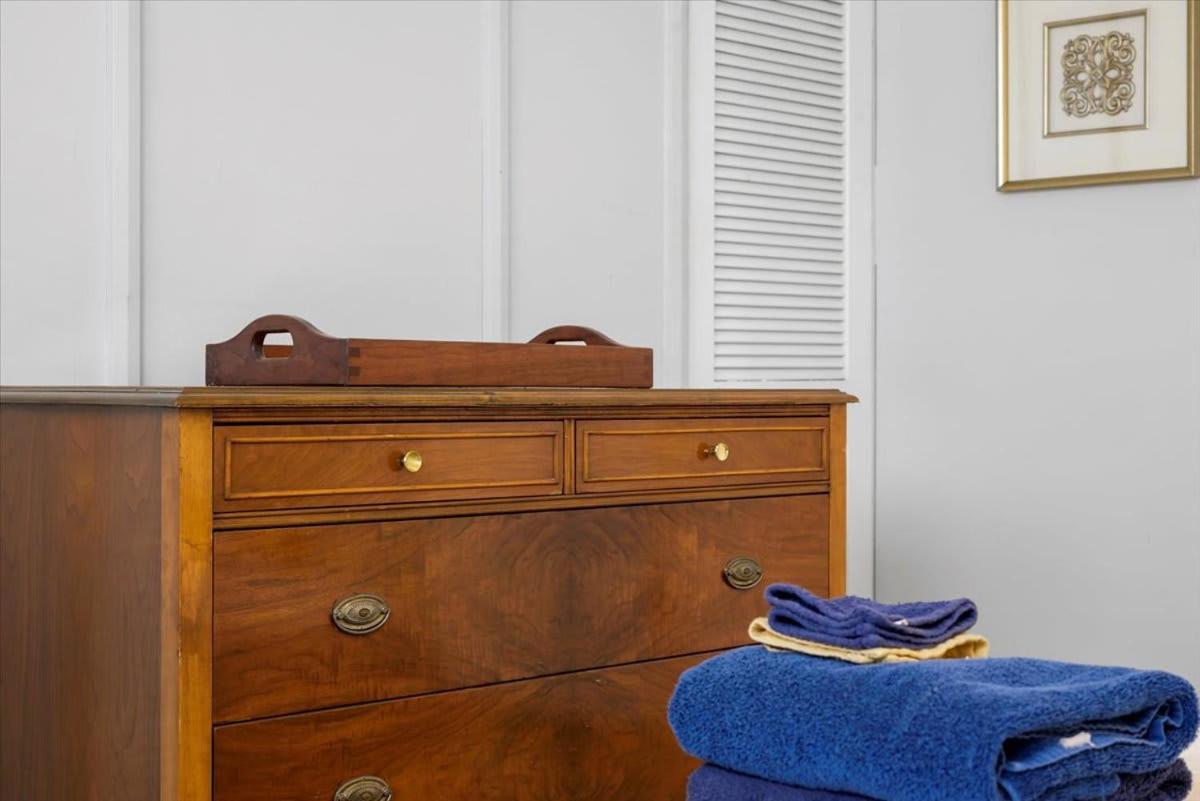 Great Two Bedroom W Off Street Parking To Explore The Close To Downtown Airport Ballparks Gasthof *
