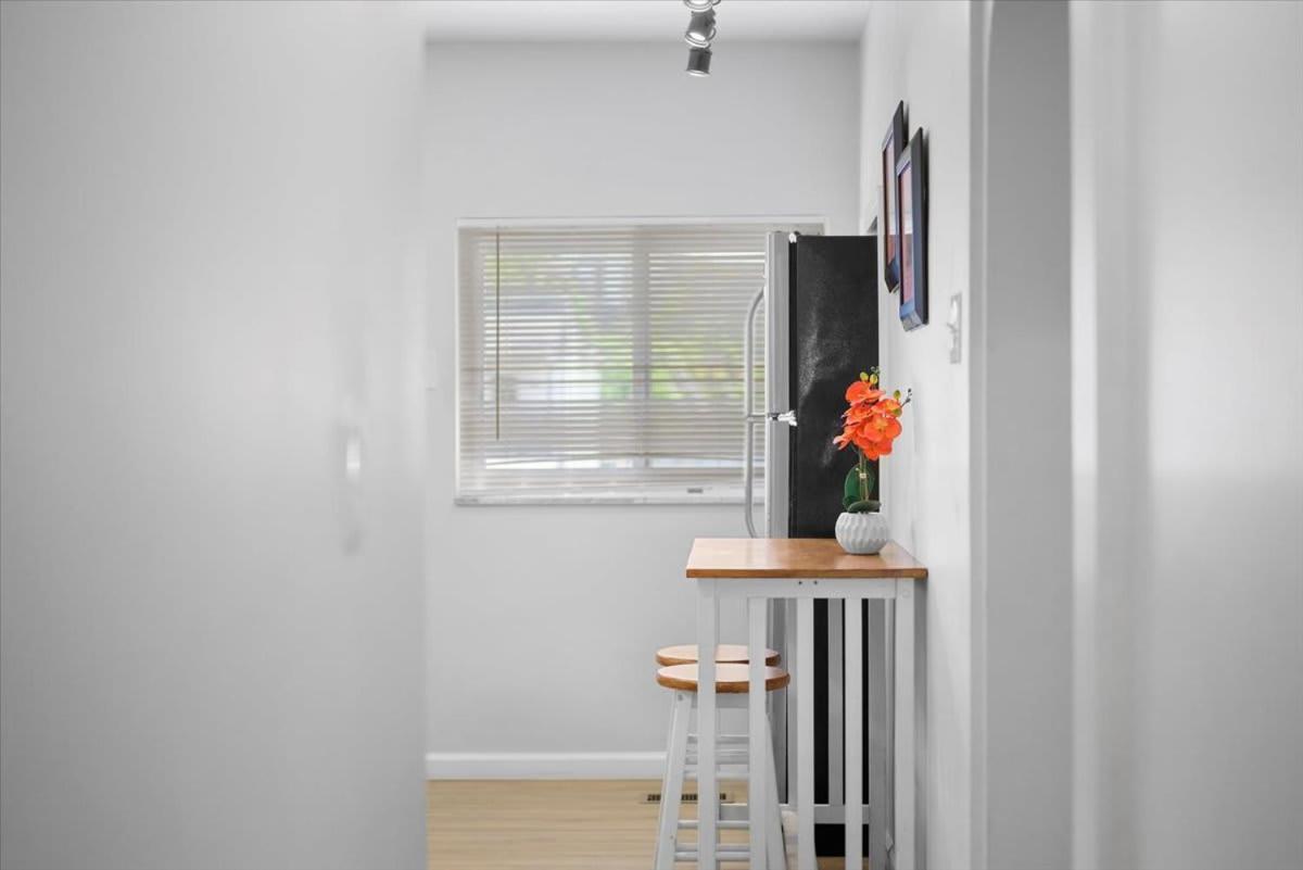 Great Two Bedroom W Off Street Parking To Explore The Close To Downtown Airport Ballparks Pittsburgh