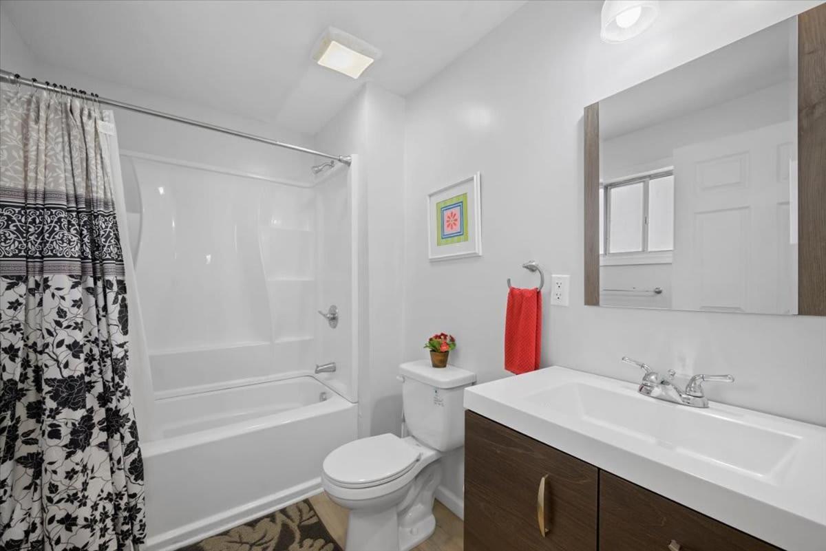 Great Two Bedroom W Off Street Parking To Explore The Close To Downtown Airport Ballparks Pittsburgh