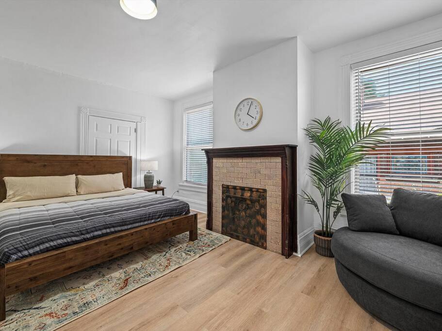 Shadyside, !4 Stylish And With Free Parking Apartment