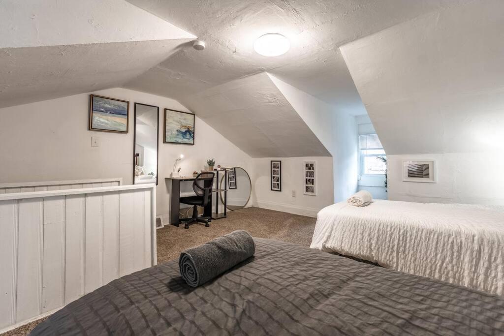 Carey Chateau - Bright And Cozy 3br *