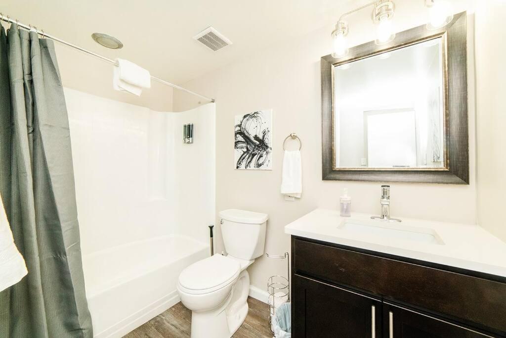 - No Steps - Walkable & Free Parking Apartment *