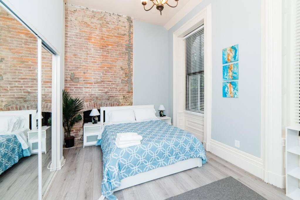 Spectacular Location - Walkable Entertainment Apartment