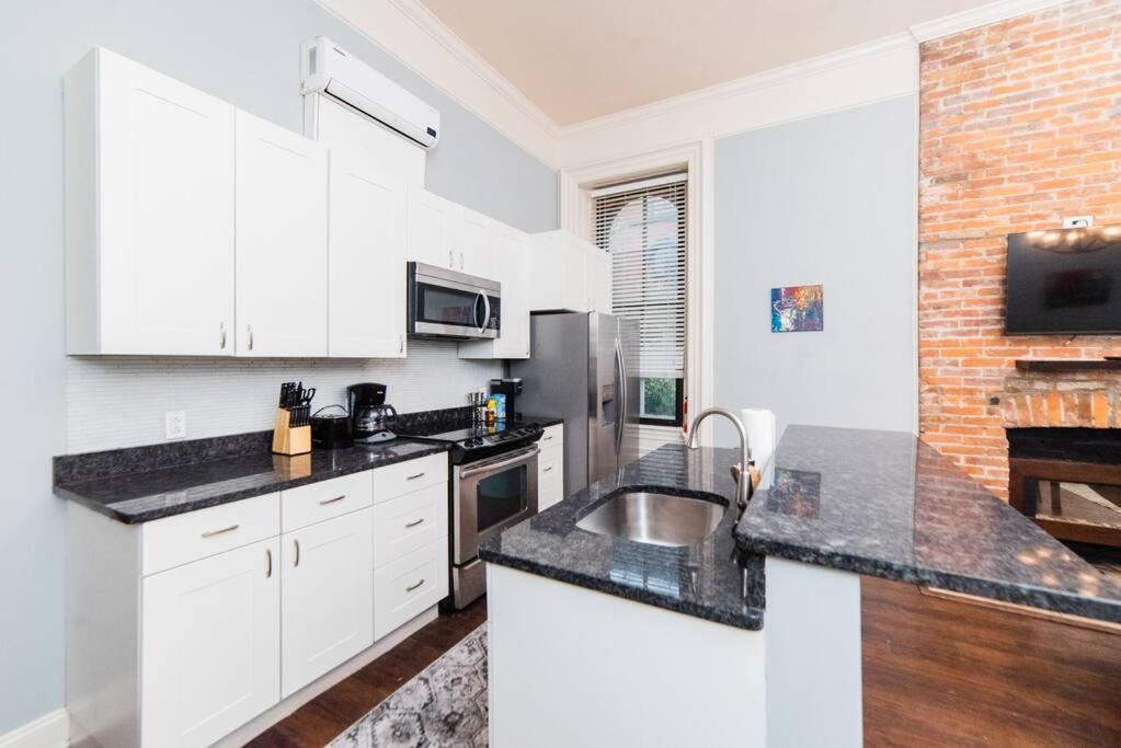 Apartment Spectacular Location - Walkable Entertainment