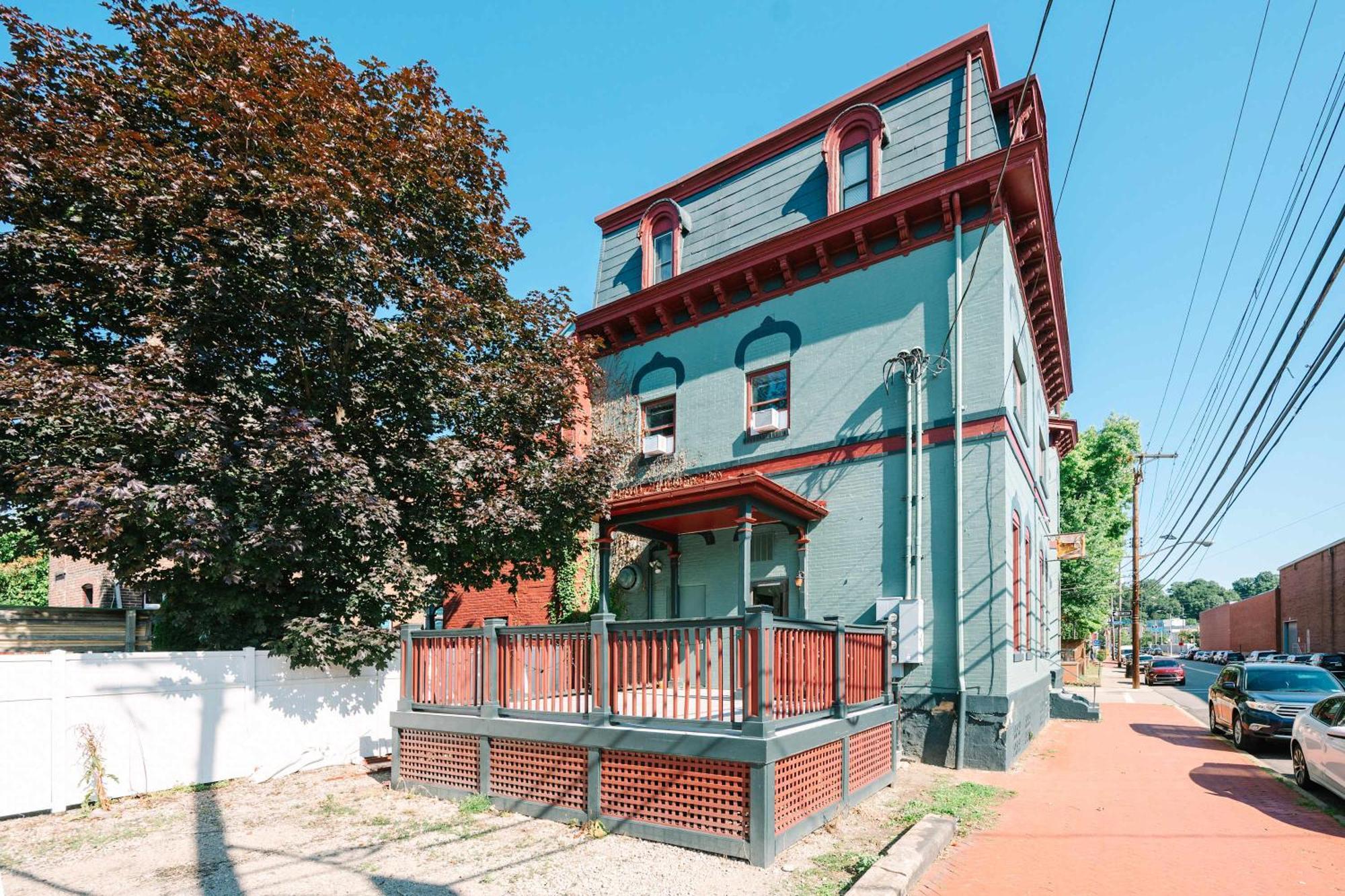 Acrisure Field - Off Street Parking - Groupstay Apartment