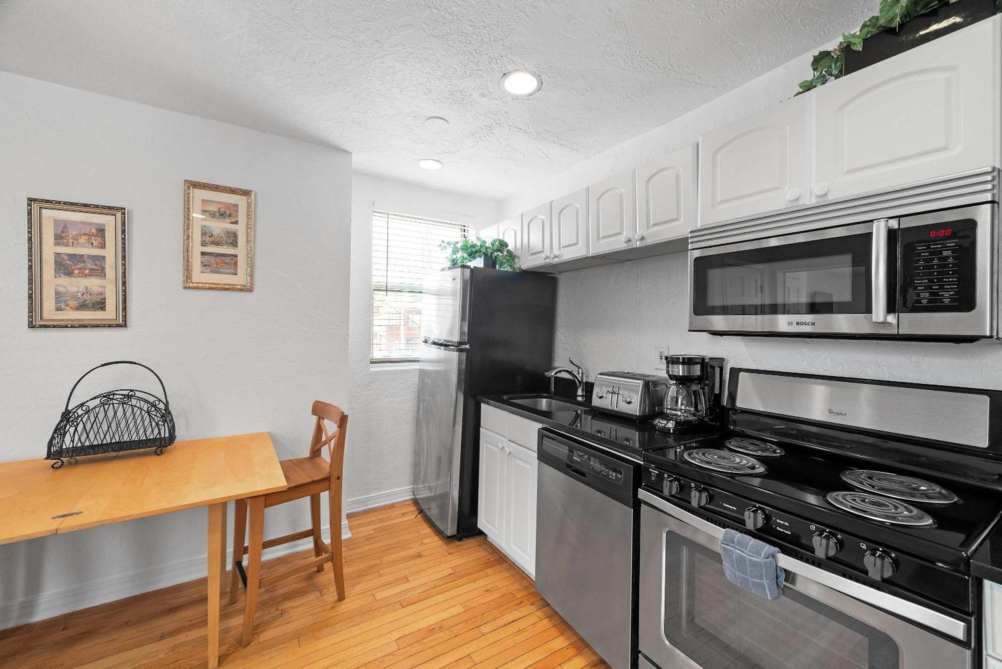 Panoramic Views On Your Front Porch Apartment *