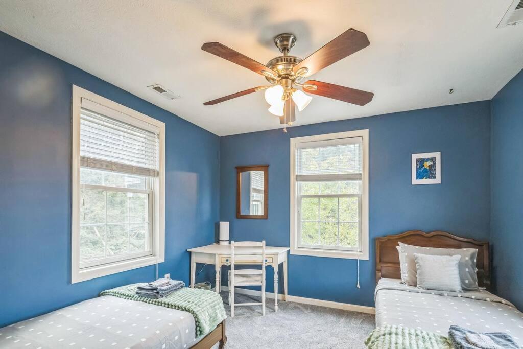 Holiday home Modern 3-bed With Game And Deck Pittsburgh