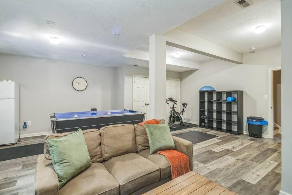 Modern 3-bed With Game And Deck Holiday home Pittsburgh