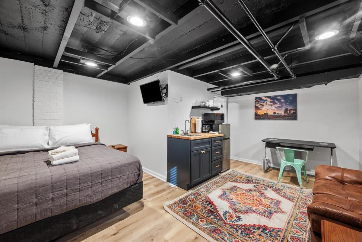 The Walnut - The Emerald Apartment