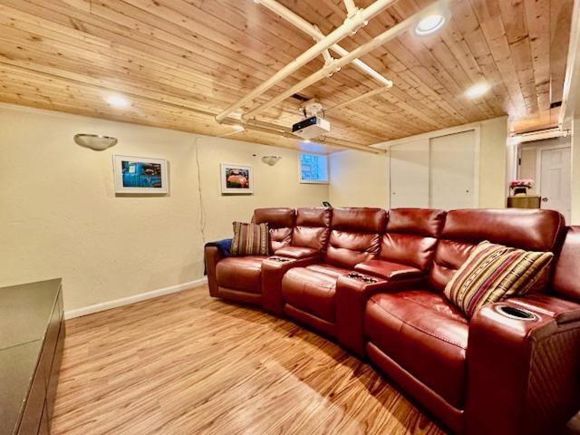 Spacious 3br With Movie Theater Holiday home