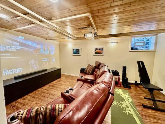 Spacious 3br With Movie Theater Holiday home Pittsburgh