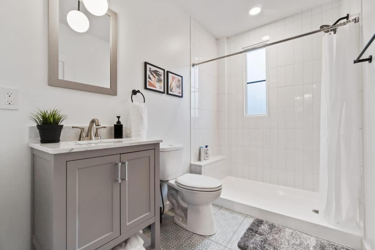 3 Bdrm 2 And A Half Bath - House Private Yard Duplex