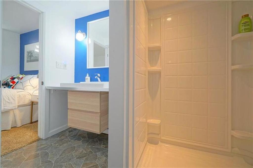 With Yard, Sleeps 8 Holiday home *