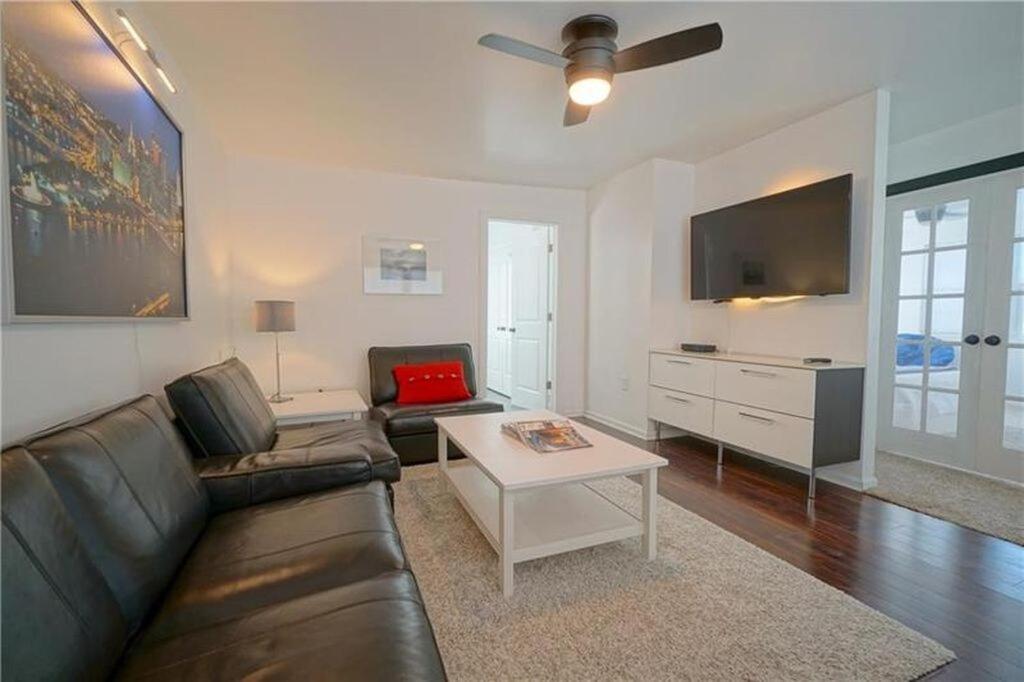 With Yard, Sleeps 8 *