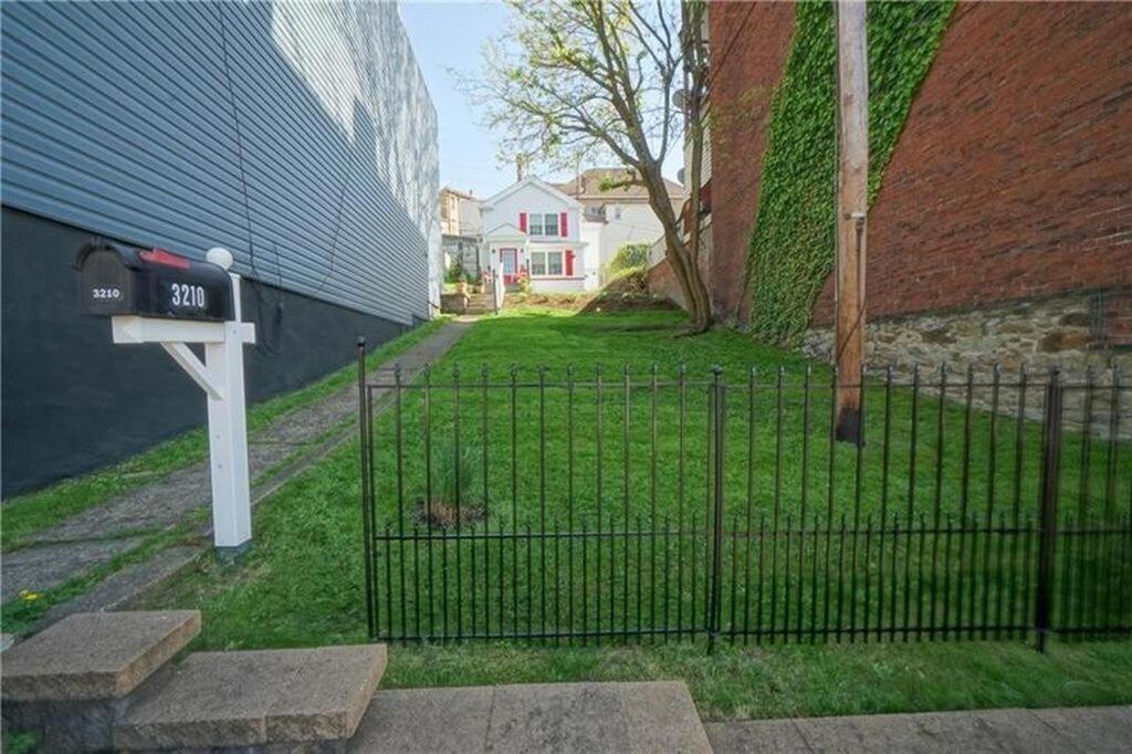 Holiday home With Yard, Sleeps 8 Pittsburgh