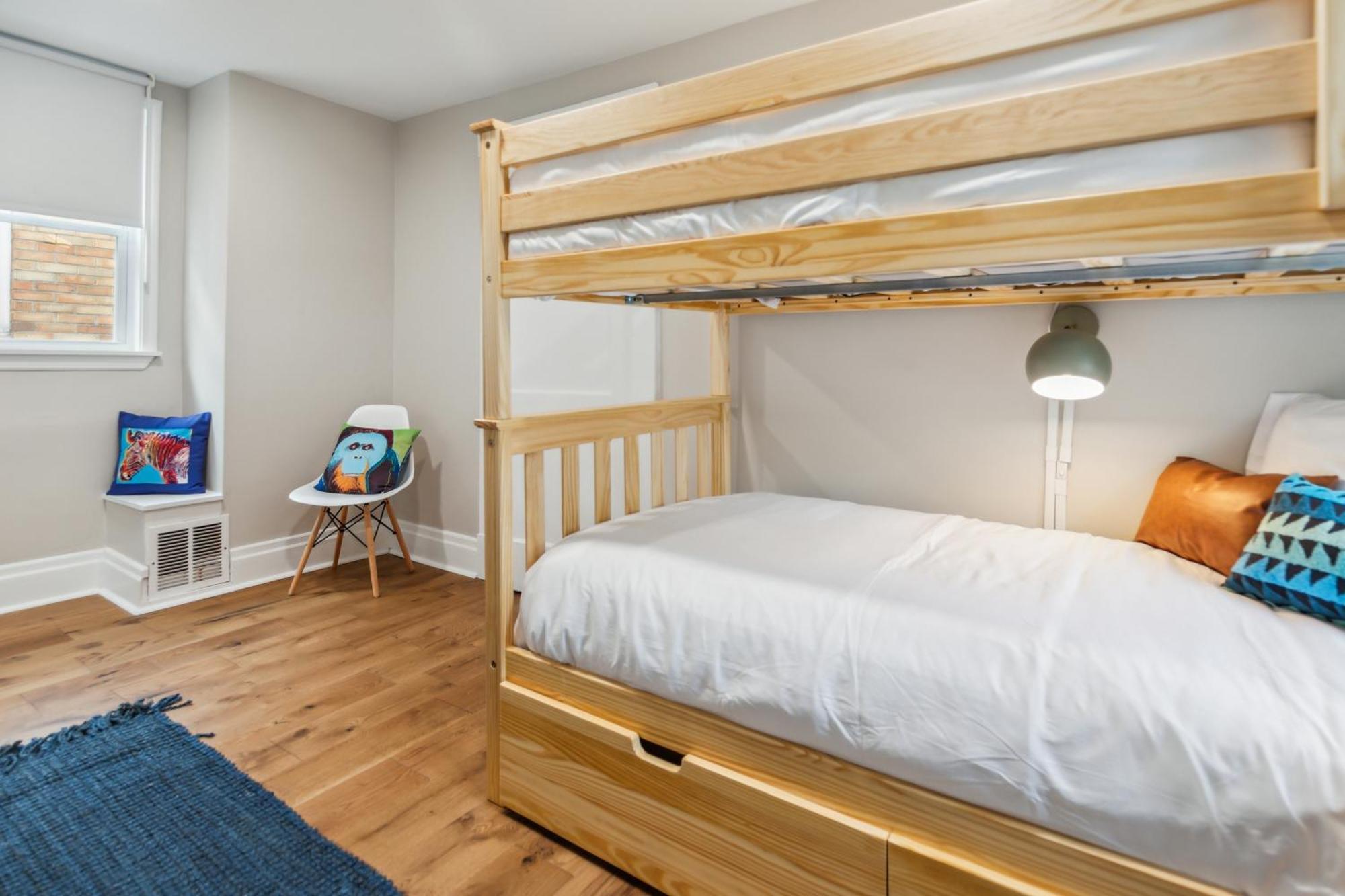 Charming Remodeled 3-br Near Attractions *