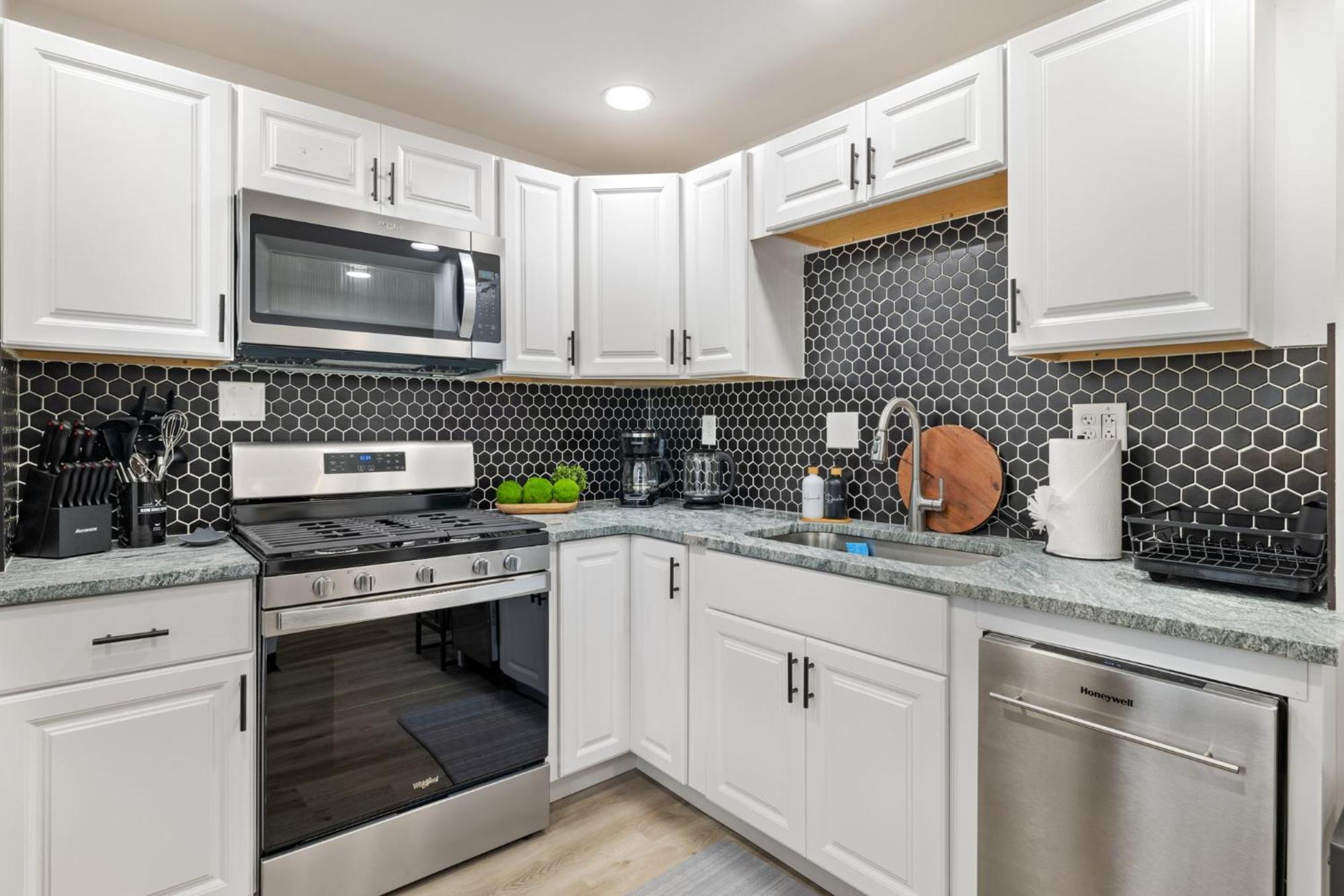 Heart Of Downtown, 5 Mins To Andy Warhol Museum, Parking Available, Private Fenced Backyard, Smart Tv, Washer And Dryer In Unit * Pittsburgh