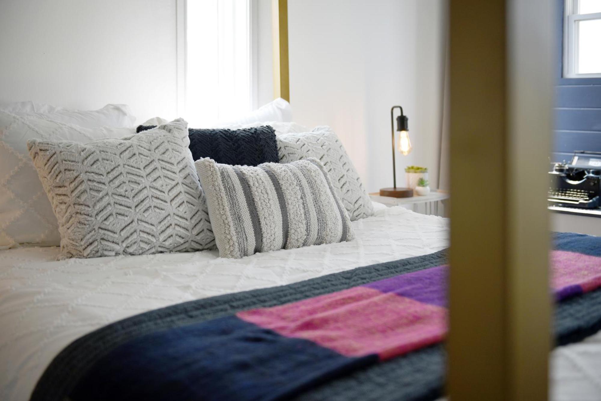 Cozy Retreat, Above The City! *