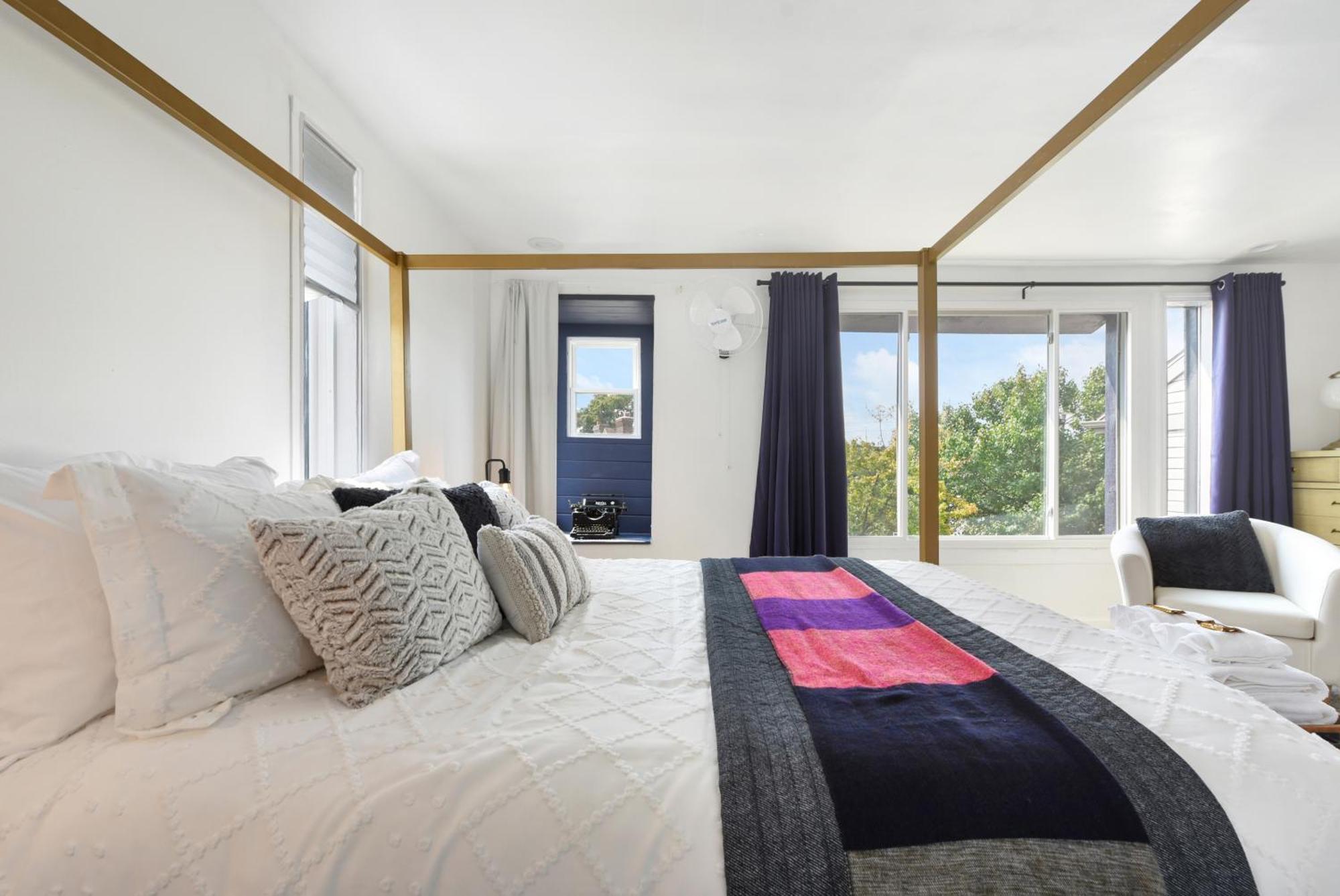Cozy Retreat, Above The City!