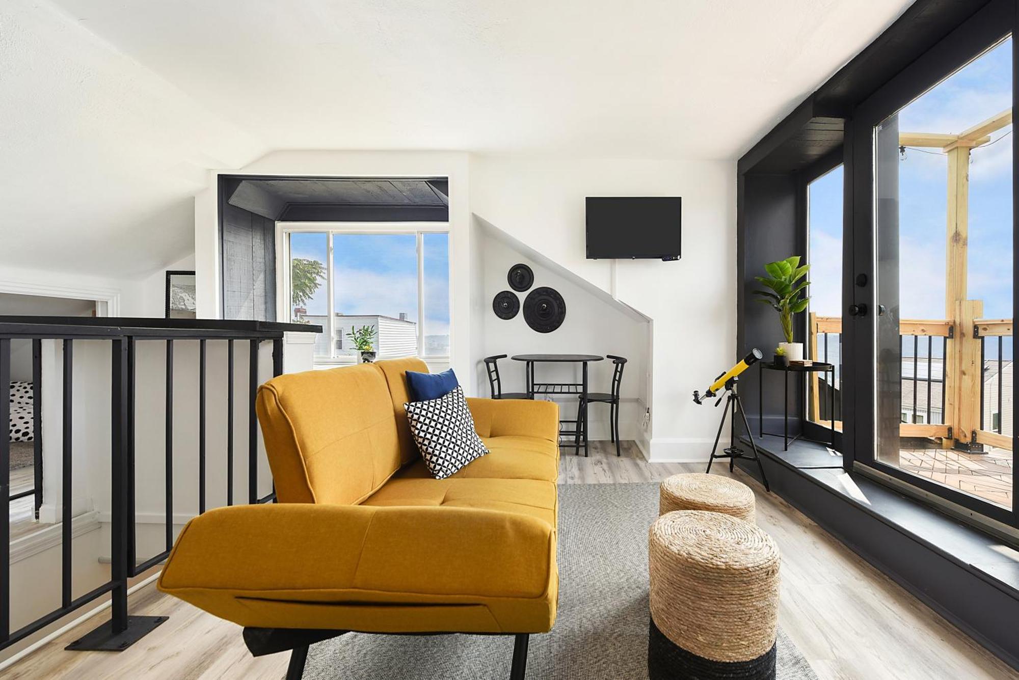 Cozy Retreat, Above The City! Holiday home