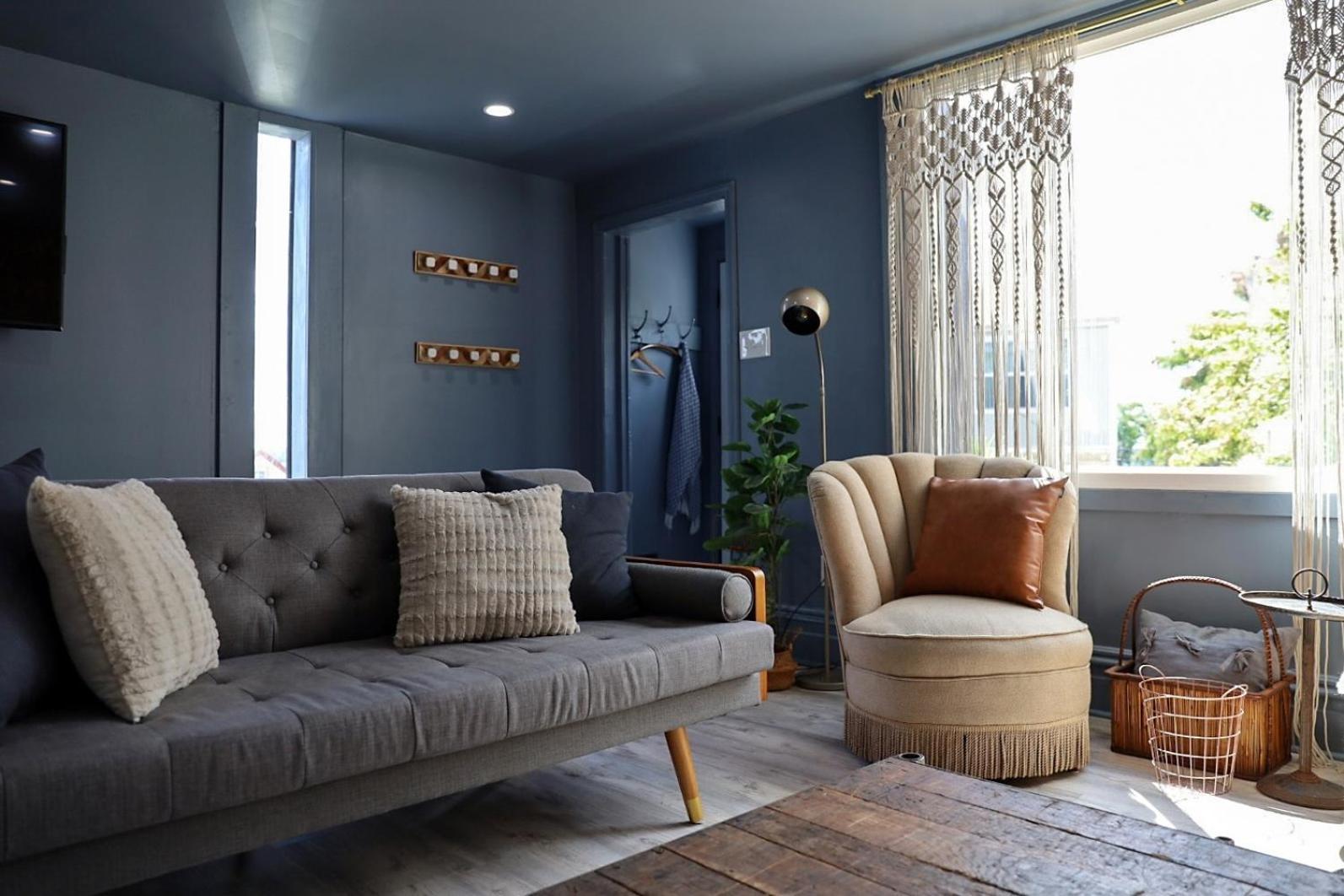 Cozy Retreat, Above The City! *