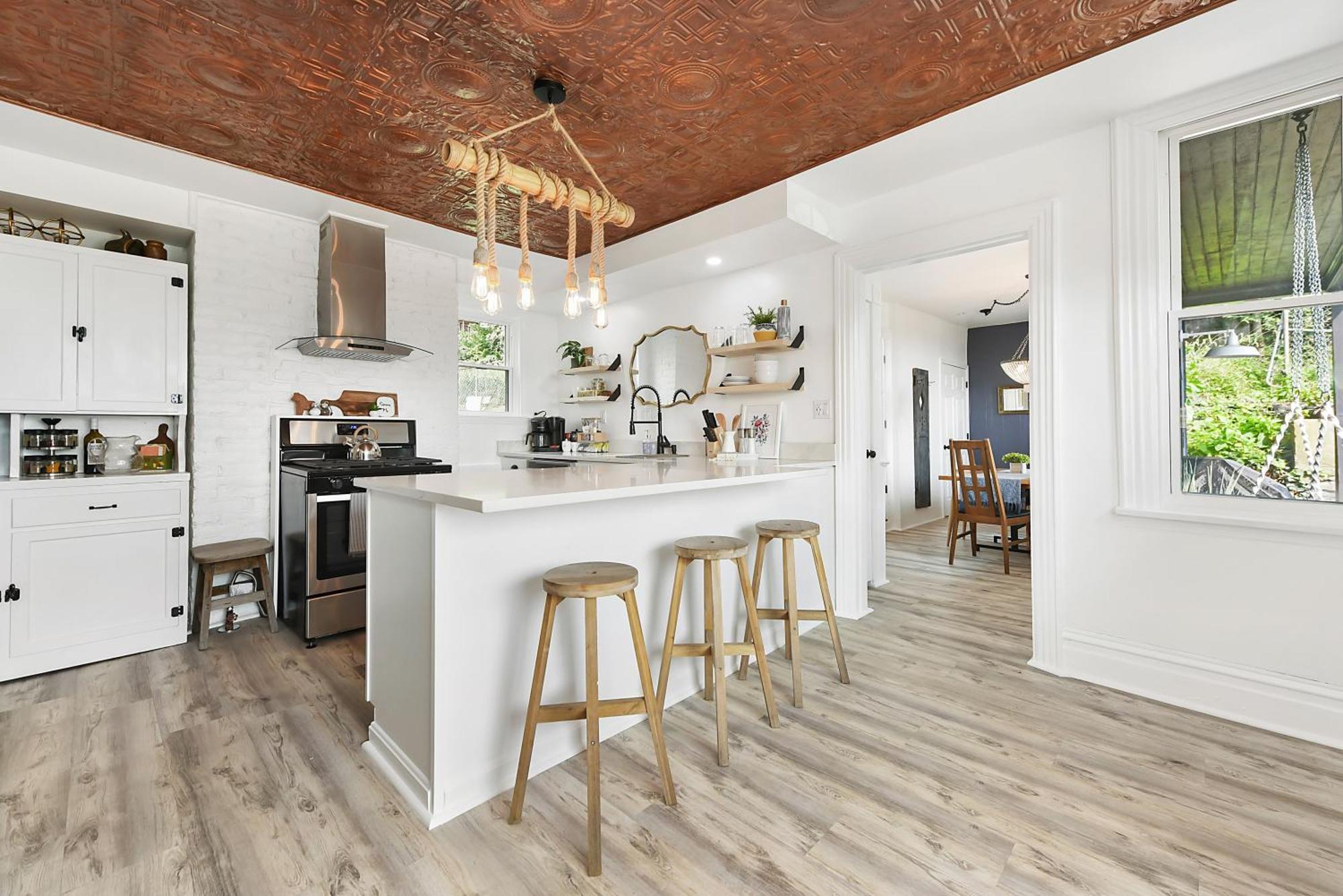 Cozy Retreat, Above The City! *
