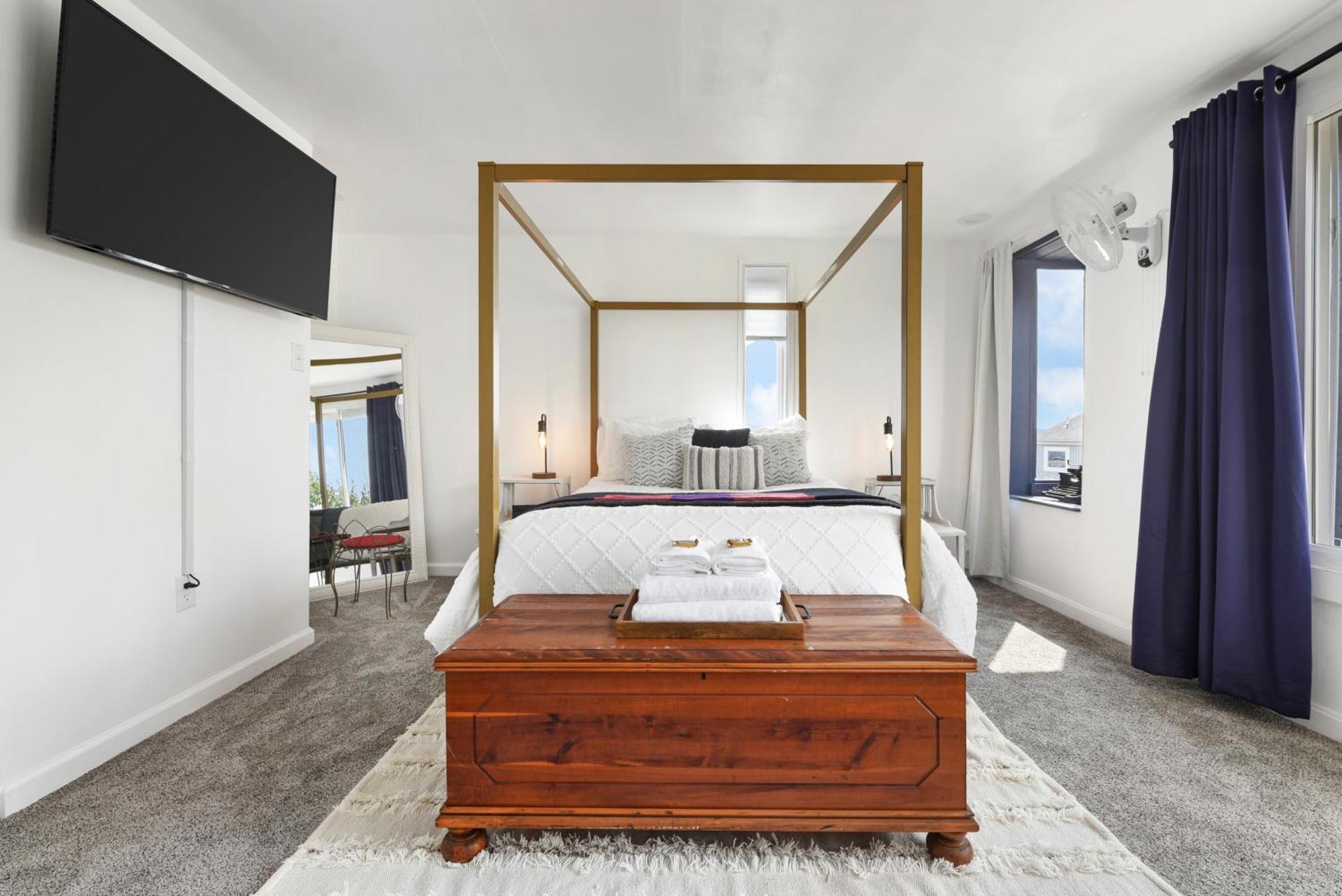 Cozy Retreat, Above The City!