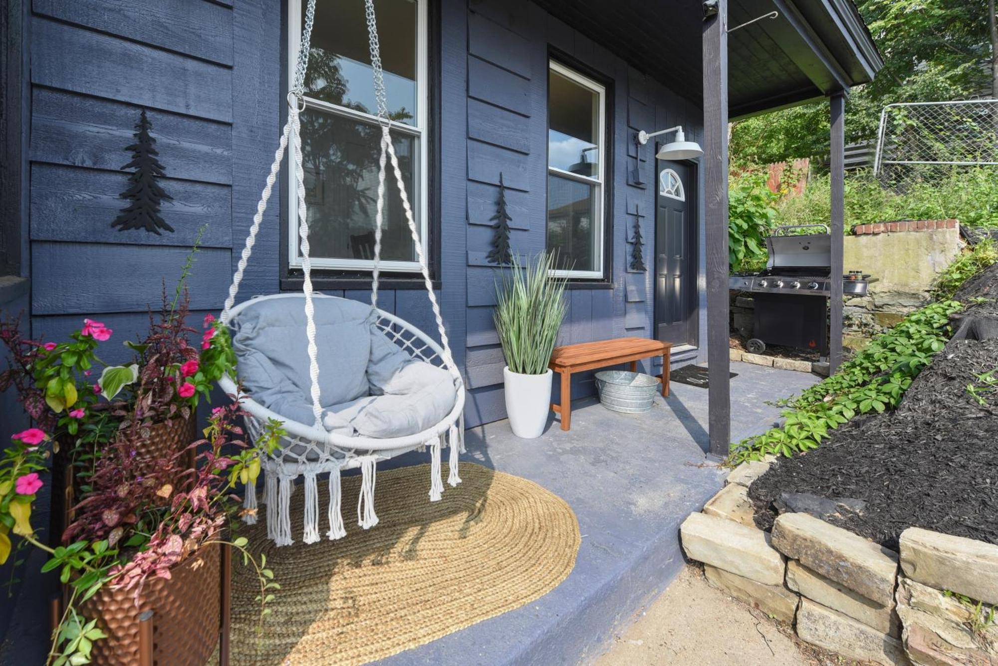 Cozy Retreat, Above The City! Holiday home *