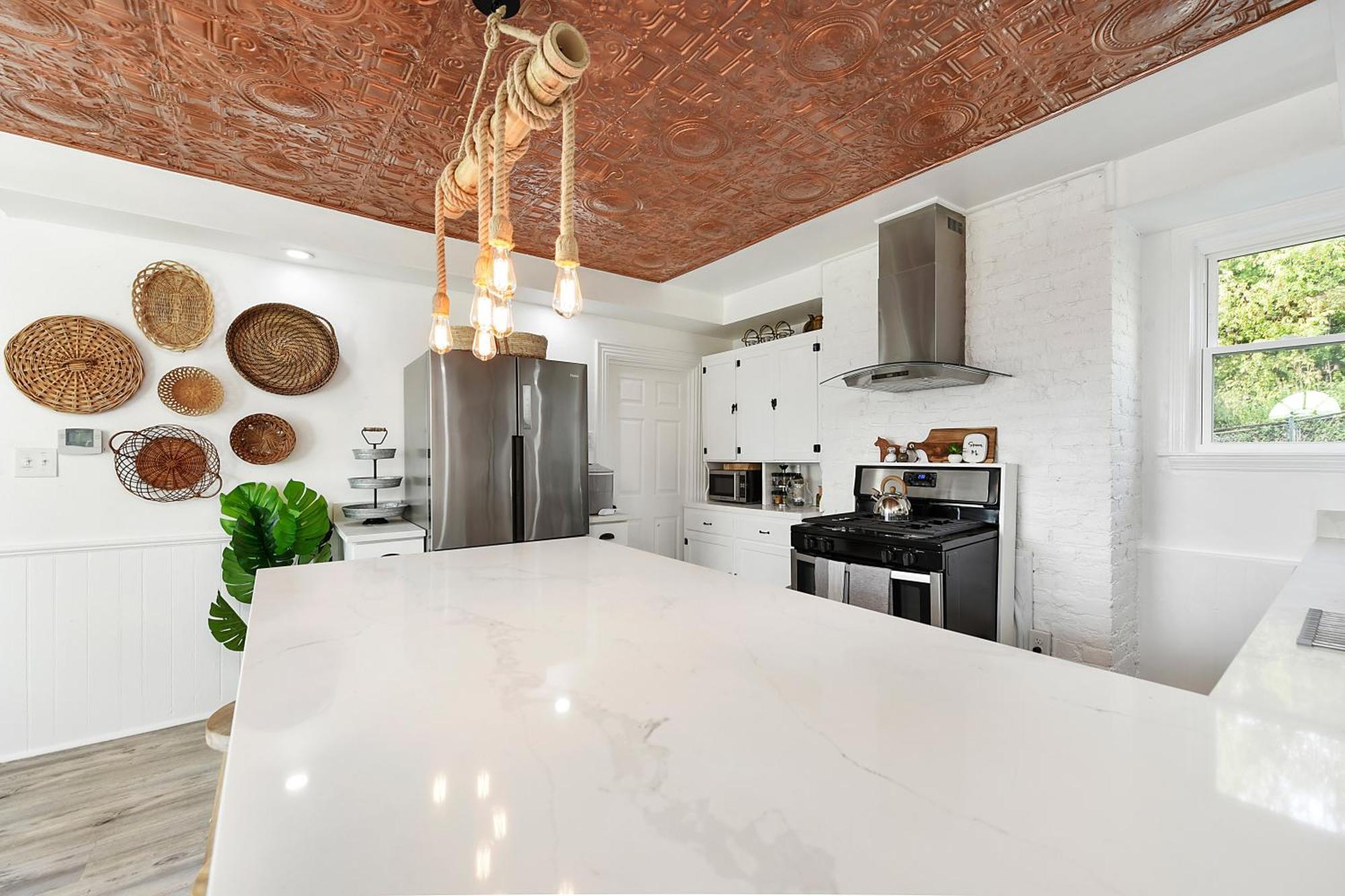 Cozy Retreat, Above The City! Holiday home