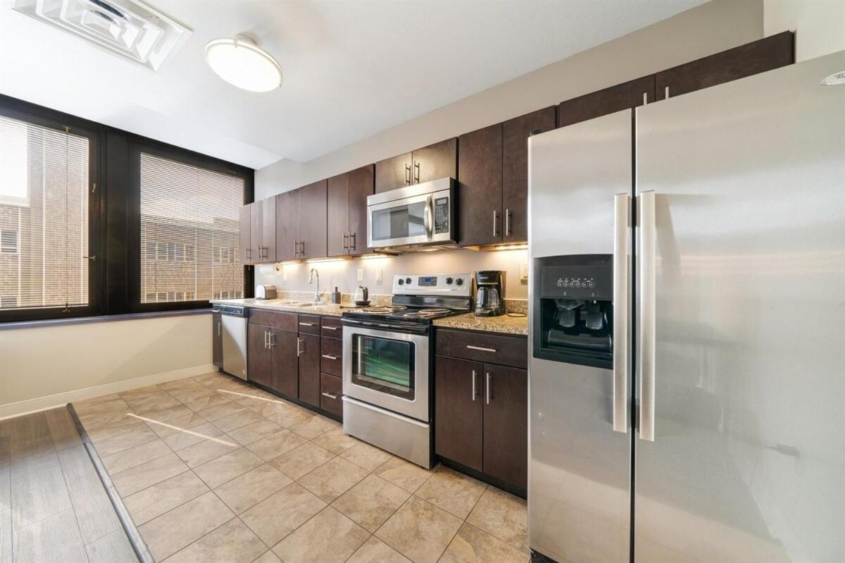 Modern Chic Heart Of Pittsburgh 24-7 Gym Lounge Roku Apartment *