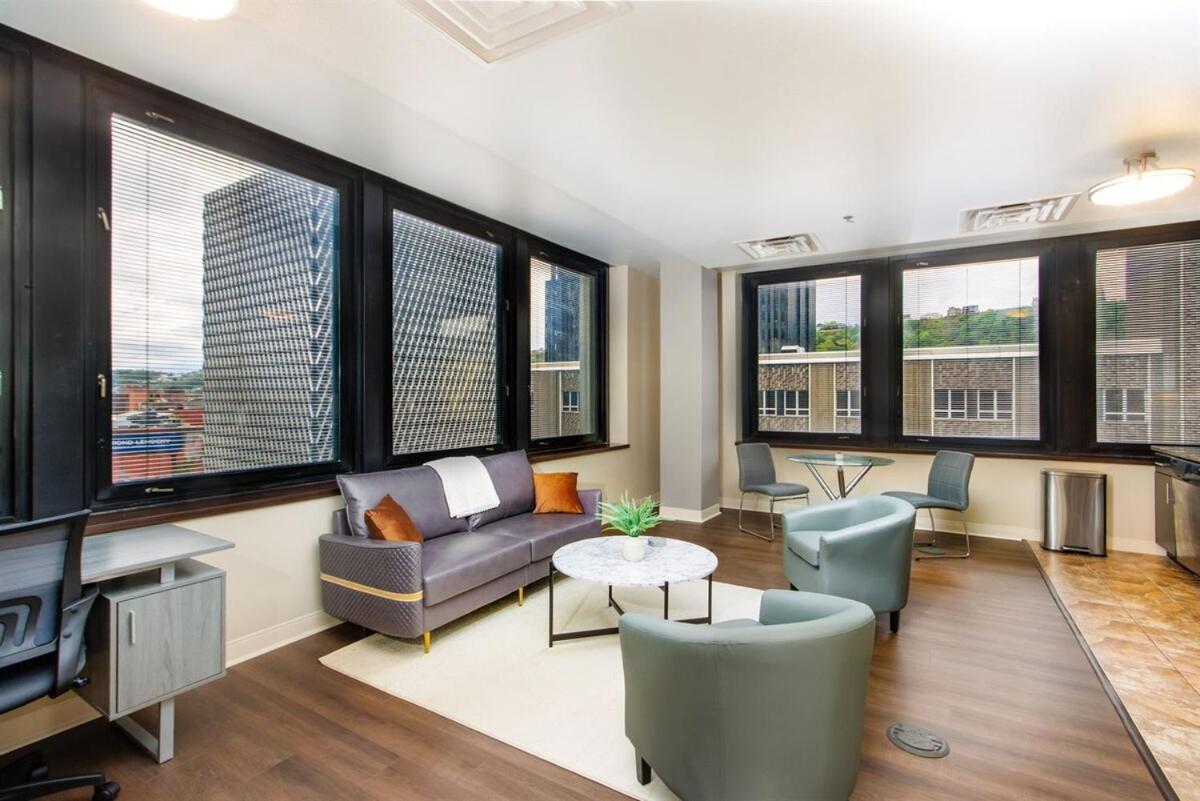 Lavish Views Prime Location Parking Gym Lounge Apartment