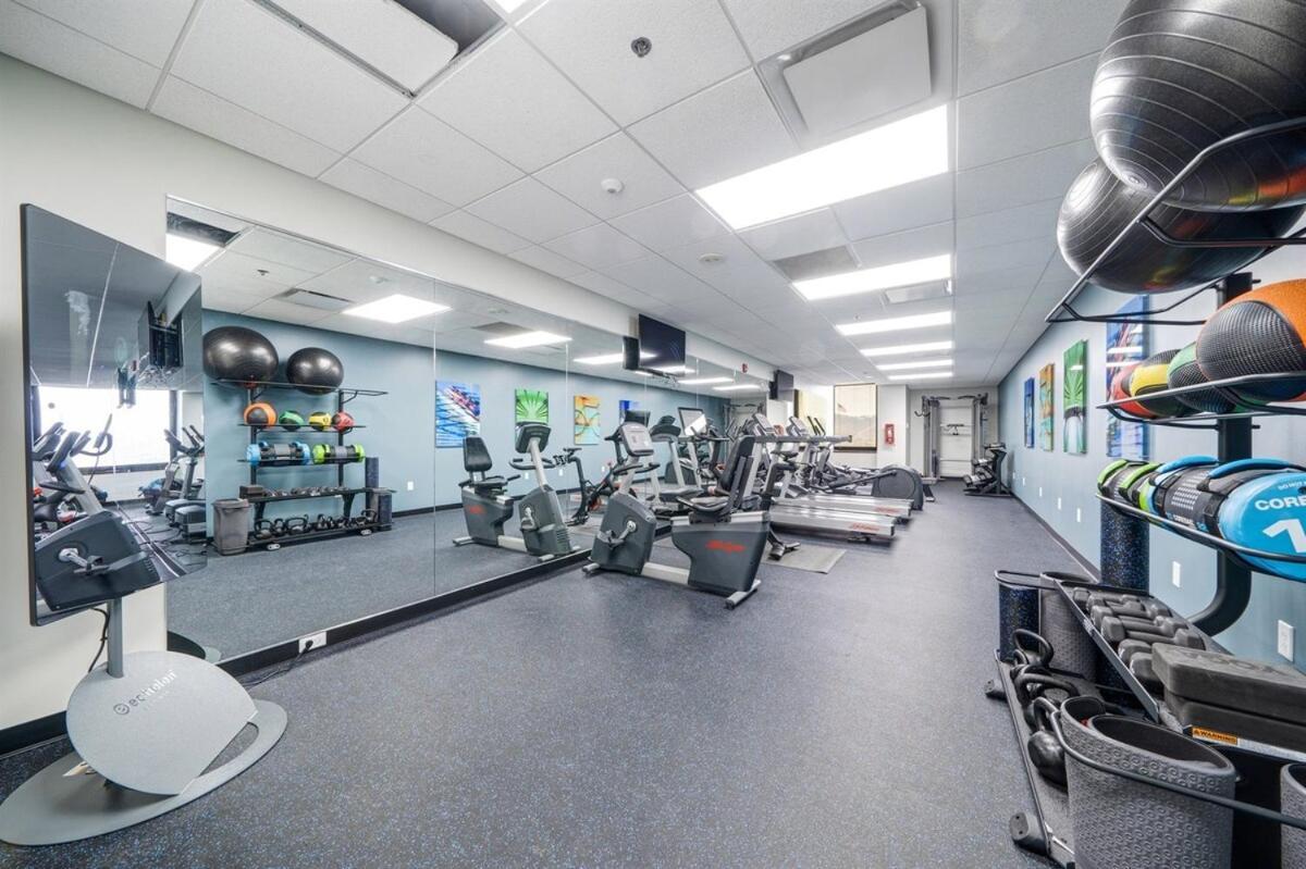 Apartment Lavish Views Prime Location Parking Gym Lounge