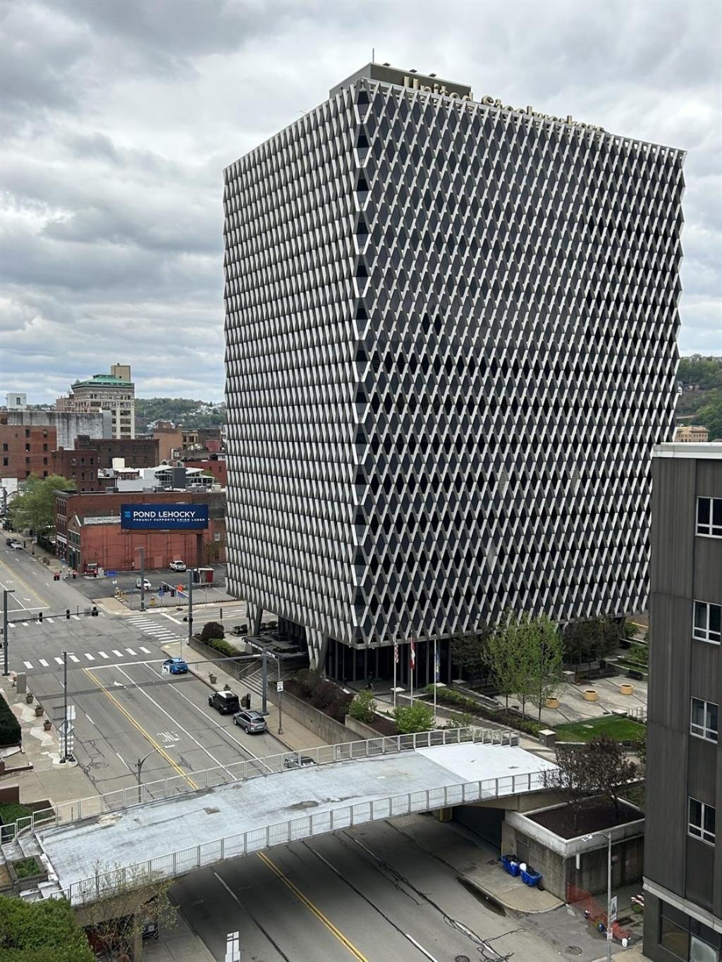 Apartment Lavish Views Prime Location Parking Gym Lounge *