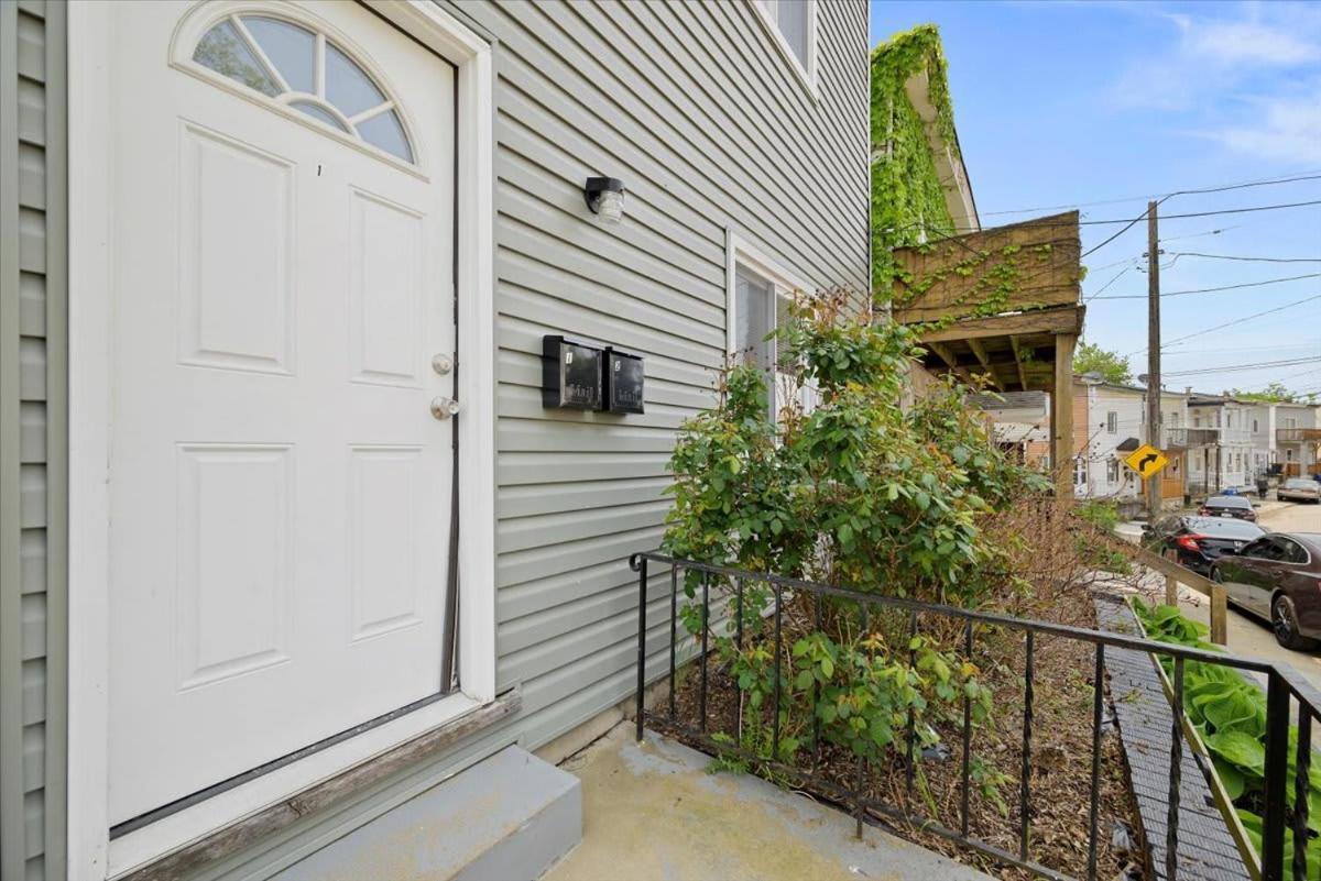 Great Two Bedroom W Off Street Parking To Explore The Close To Downtown Airport Ballparks Gasthof Pittsburgh