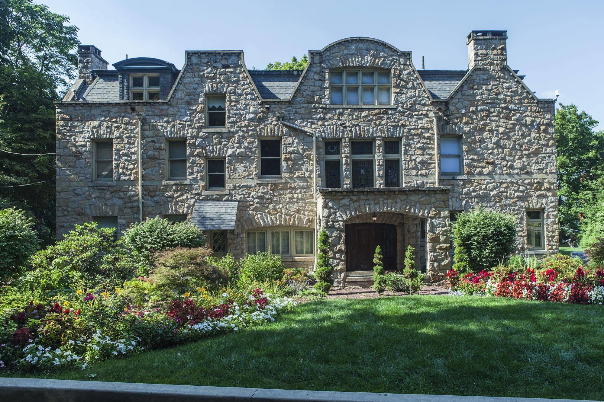 The Mansion At Maple Heights Bed & Breakfast 2*