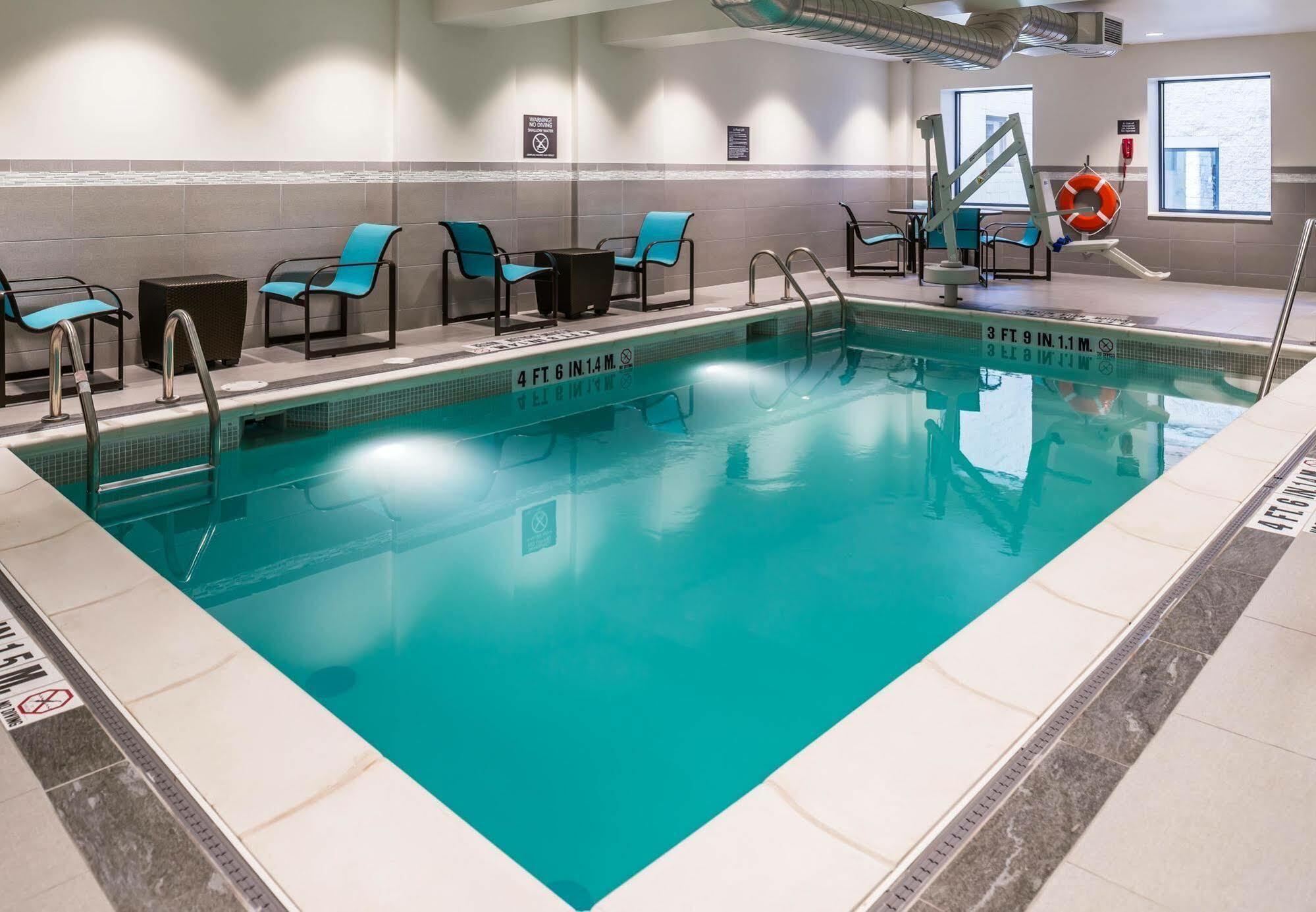 By Marriott Oakland/university Place 3* Pittsburgh