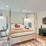 Newly Renovated Victorian Gem Perfect Space For Family Vacations!