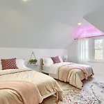 Newly Renovated Victorian Gem Perfect Space For Family Vacations!