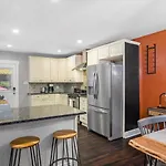 Stylish 4 Bedroom Loft Home, North Shore, City Skyline View Close To Nhl, Nfl