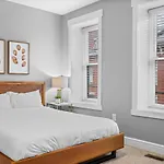 Stylish 4 Bedroom Loft Home, North Shore, City Skyline View Close To Nhl, Nfl