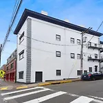 Hostwise Stays - Butler St, Off-Street Parking, Brand New!