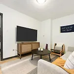Hostwise Stays - Pet Friendly Butler St Apt, Ground Floor With Private Entrance