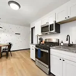 Hostwise Stays - Butler St, Off-Street Parking, Brand New!