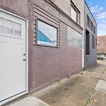 Trendy & Hip South Side Studio Walk To Downtown