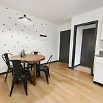 Hostwise Stays - Butler St, Off-Street Parking, Brand New!