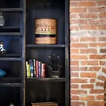 Hostwise Stays - The Ocala - Free Parking, Cool Space, Spiral Stairs