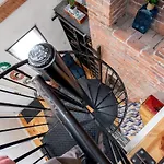 Hostwise Stays - The Ocala - Free Parking, Cool Space, Spiral Stairs