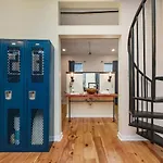Hostwise Stays - The Ocala - Free Parking, Cool Space, Spiral Stairs